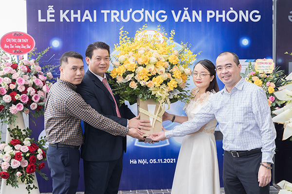 Đại diện công ty GDS tại Hà Nội đến tặng hoa và chúc mừng VDO khai trương văn phòng mới