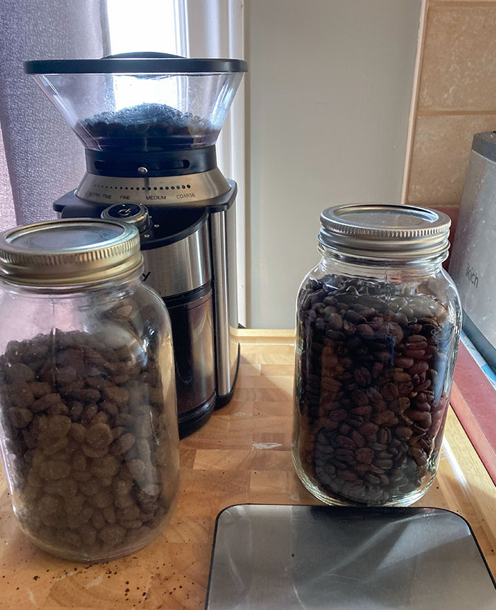 “Vợ tôi để thức ăn cho chó bên hạt hũ cà phê. Đoán xem tôi sẽ lấy cái nào vào lúc 5:30 sáng”.