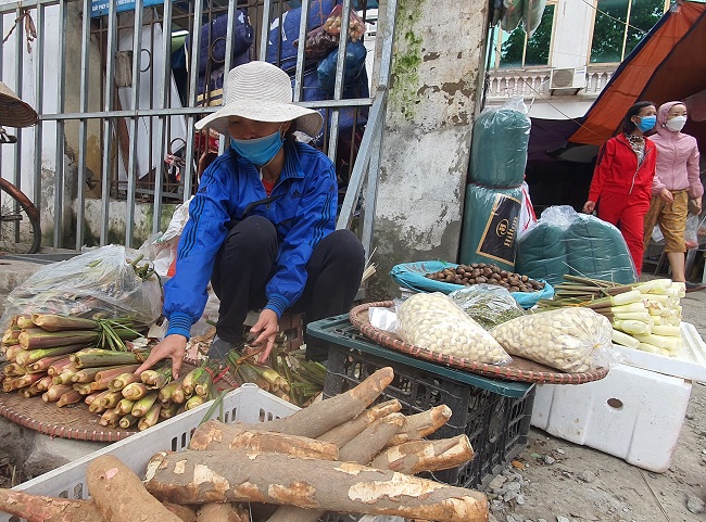 Niễng được bày bán ở các chợ dân sinh.