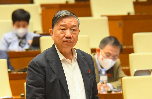 Bộ trưởng Bộ Công an Tô Lâm báo cáo kết quả rà soát hoạt động từ thiện thời gian qua.&nbsp;Ảnh: Quochoi.vn