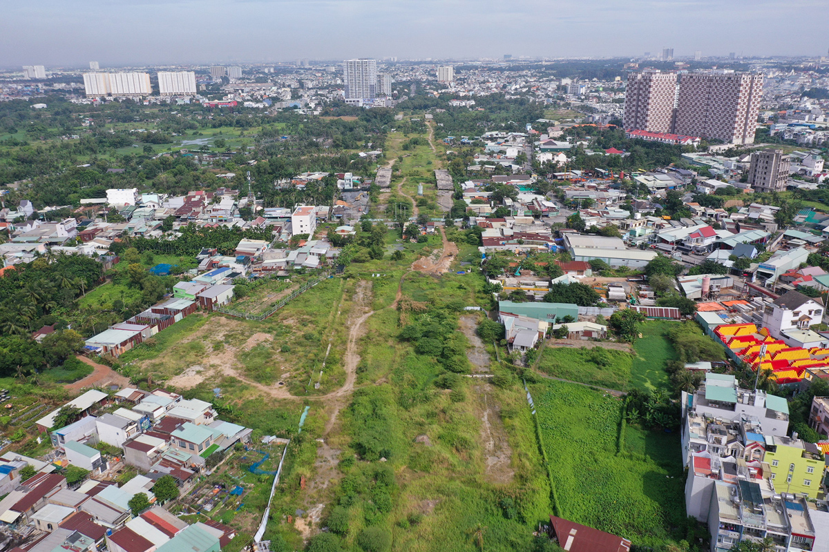 Dự án đường Vành đai 2 được quy hoạch từ năm 2007 với tổng chiều dài hơn 64km, đi qua quận 7, 8, Bình Tân, huyện Bình Chánh, Hóc Môn, quận 12 và TP Thủ Đức, TP.HCM. Hiện toàn tuyến đã đưa vào sử dụng 50km, còn 4 đoạn dài 14km vẫn chưa hoàn thành. Trong đó, đoạn kết nối từ nút giao thông Gò Dưa - quốc lộ 1 đến đường Phạm Văn Đồng&nbsp;hiện chỉ là đoạn đường đất cây, cỏ um tùm.