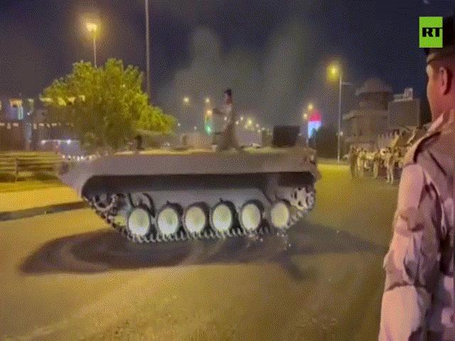 Thế giới - VIDEO: Binh sĩ Iraq ‘chơi đùa điên cuồng’ với xe thiết giáp trên đường phố