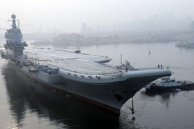 Tàu sân bay Sơn Đông tự đóng của Trung Quốc neo tại cảng Đại Liên thuộc TP Đại Liên hồi tháng 9-2018. Ảnh: CNN