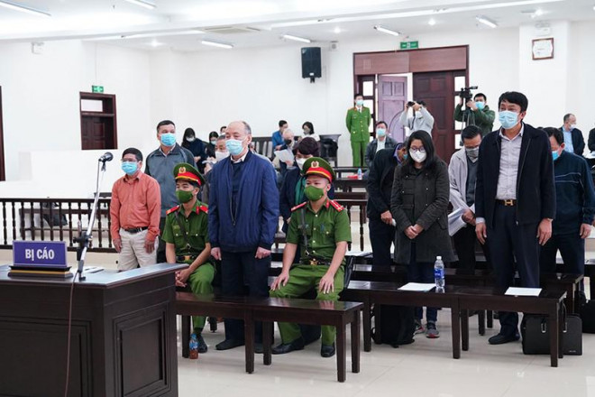 Các bị cáo tại tòa phúc thẩm. Ảnh: TP