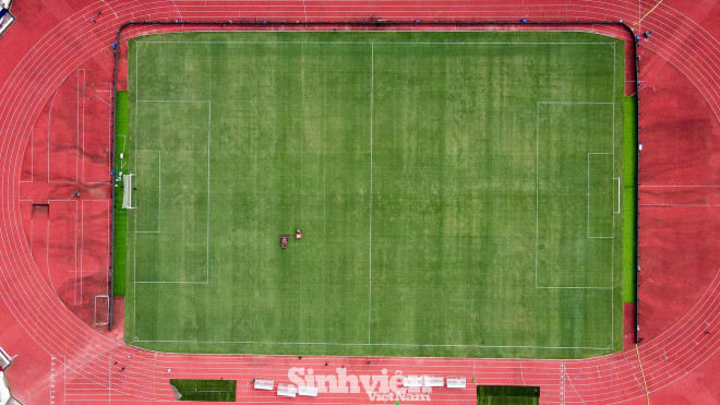 Mặt cỏ cũng được chăm sóc kỹ, phẳng và đều hơn để không ảnh hưởng đến chất lượng chuyên môn của trận đấu. Ảnh: NAM NGUYỄN