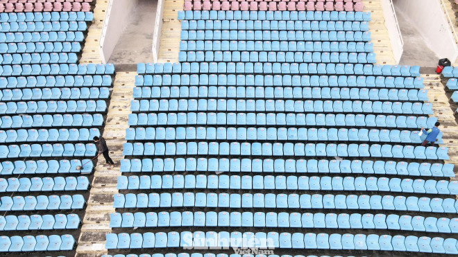 Những hàng ghế của khán giả đã được vệ sinh sạch sẽ để sẵn sàng đón 12.000 khán giả vào cổ vũ cho thầy trò HLV Park Hang-seo. Ảnh: NAM NGUYỄN