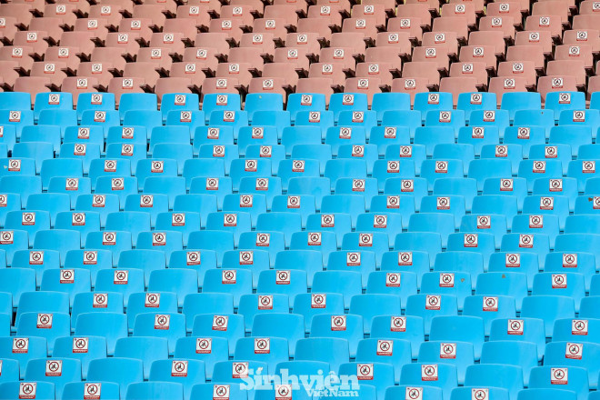 Các hàng ghế cũng được công nhân dán lại những kí hiệu khán giả không được ngồi nhằm đảm bảo khoảng cách an toàn cho phòng chống dịch COVID-19. Ảnh: NAM NGUYỄN
