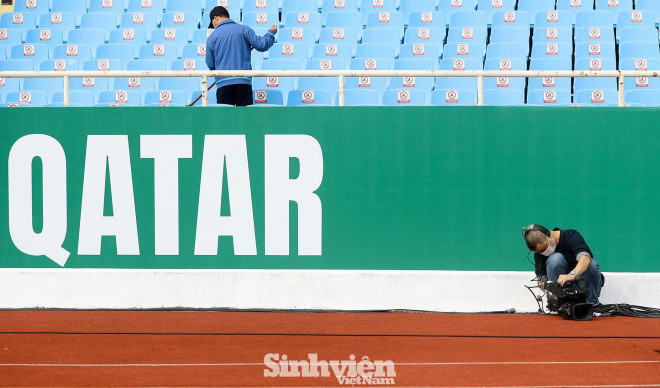 Những công tác chuẩn bị cuối cùng trước giờ bóng lăn. Ảnh: NAM NGUYỄN