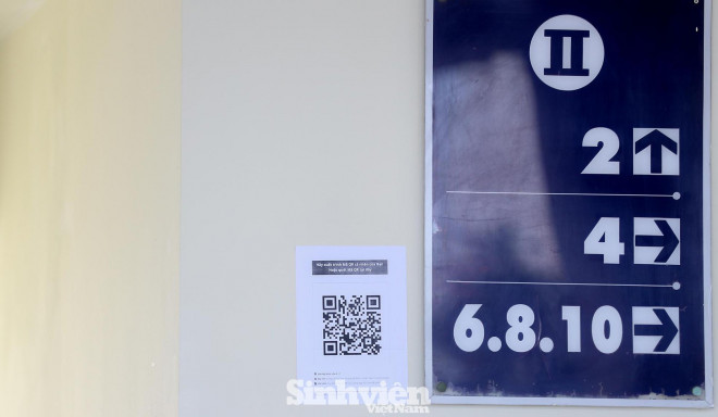 Cổ động viên cần cài đặt các ứng dụng VNEID, PC-COVID để khai báo y tế và quét mã QR địa điểm thi đấu. Ảnh: NAM NGUYỄN