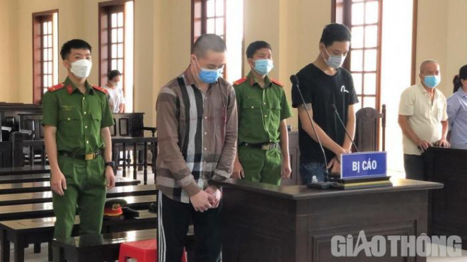 Bị cáo Nguyễn Ngọc Bang (áo nâu) và Nguyễn Văn Hây tại phiên tòa.