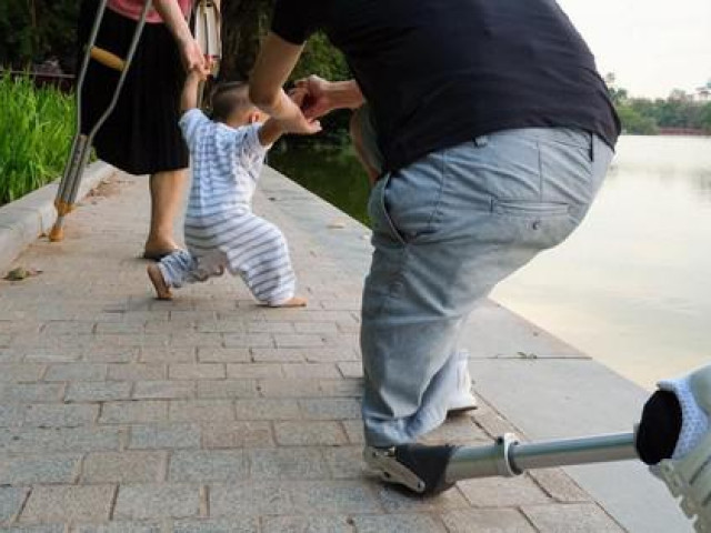 Bạn trẻ - Cuộc sống - Khoảnh khắc "dạy con tập đi" khiến cộng đồng mạng xúc động