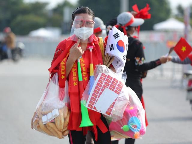 Thị trường - Tiêu dùng - Tiểu thương “hốt bạc” nhờ các dịch vụ ăn theo bóng đá ở sân Mỹ Đình