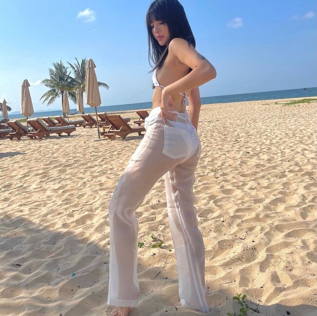Quán quân The Face 2017 Tú Hảo gây chú ý trên mạng xã hội khi lựa chọn thiết kế xuyên thấu để lộ trang phục bikini dây.
