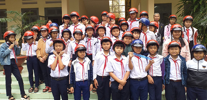 Thắng Lợi trao tặng nón bảo hiểm cho trẻ em trong chương trình Chắp cánh ước mơ đến trường