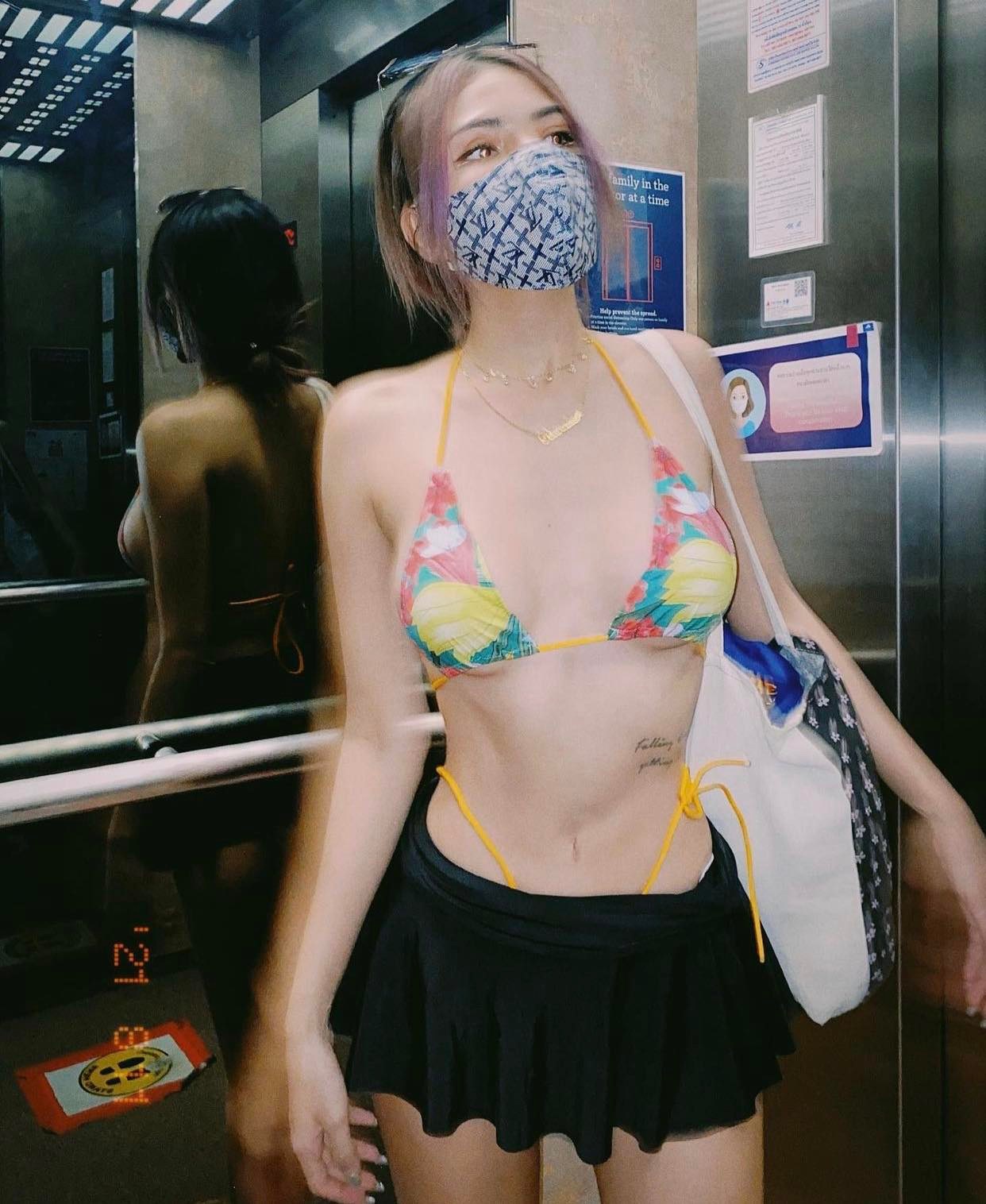 Một cô gái thu hút sự chú ý trên mạng xã hội vì diện bikini trong thang máy.