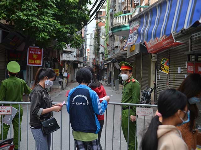 Lực lượng chức năng lập rào chắn tại khu vực có F0 ở phường Phú Đô (Nam Từ Liêm, Hà Nội)