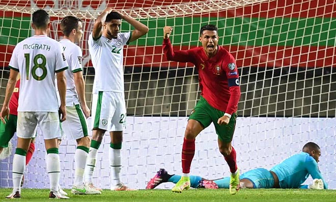 Ronaldo cứu Bồ Đào Nha bằng cú đúp đánh đầu trước CH Ireland ở trận lượt đi
