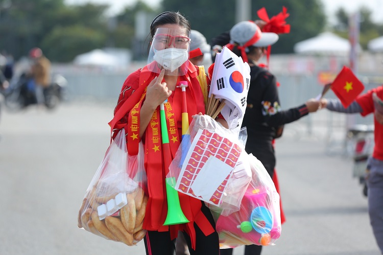 Tiểu thương bán hàng rong phải di chuyển liên tục, tránh gây ùn tắc giao thông.