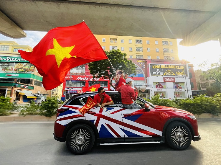 Cổ động viện tập trung đông đúc trước giờ bóng lăn.