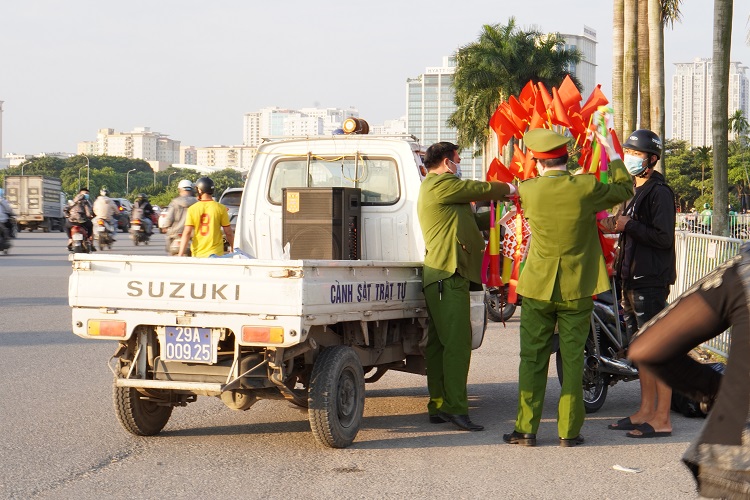 Trước trận đấu giữa đổi tuyển Việt Nam và đội tuyển Nhật Bản, lực lượng an ninh, bảo vệ hoạt động sát sao, liên tục nhắc nhở các trường hợp gánh hàng rong lấn chiếm vỉa hè hay kinh doanh buôn bán trái phép.