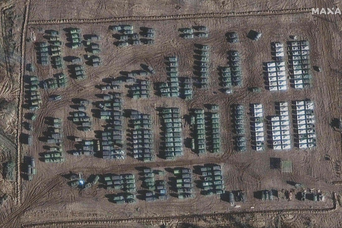 Ảnh vệ tinh cáo buộc Nga điều hàng vạn binh sĩ và khí tài đến thị trấn Yelnya, gần biên giới Ukraine (ảnh: SCMP)