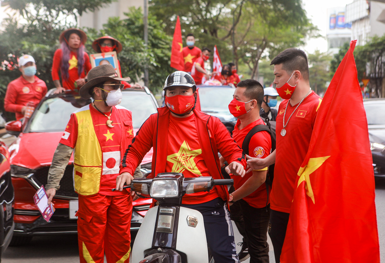 Cổ động viên nhuộm đỏ phố phường Hà Nội trước trận đấu Việt Nam - Nhật Bản - 2
