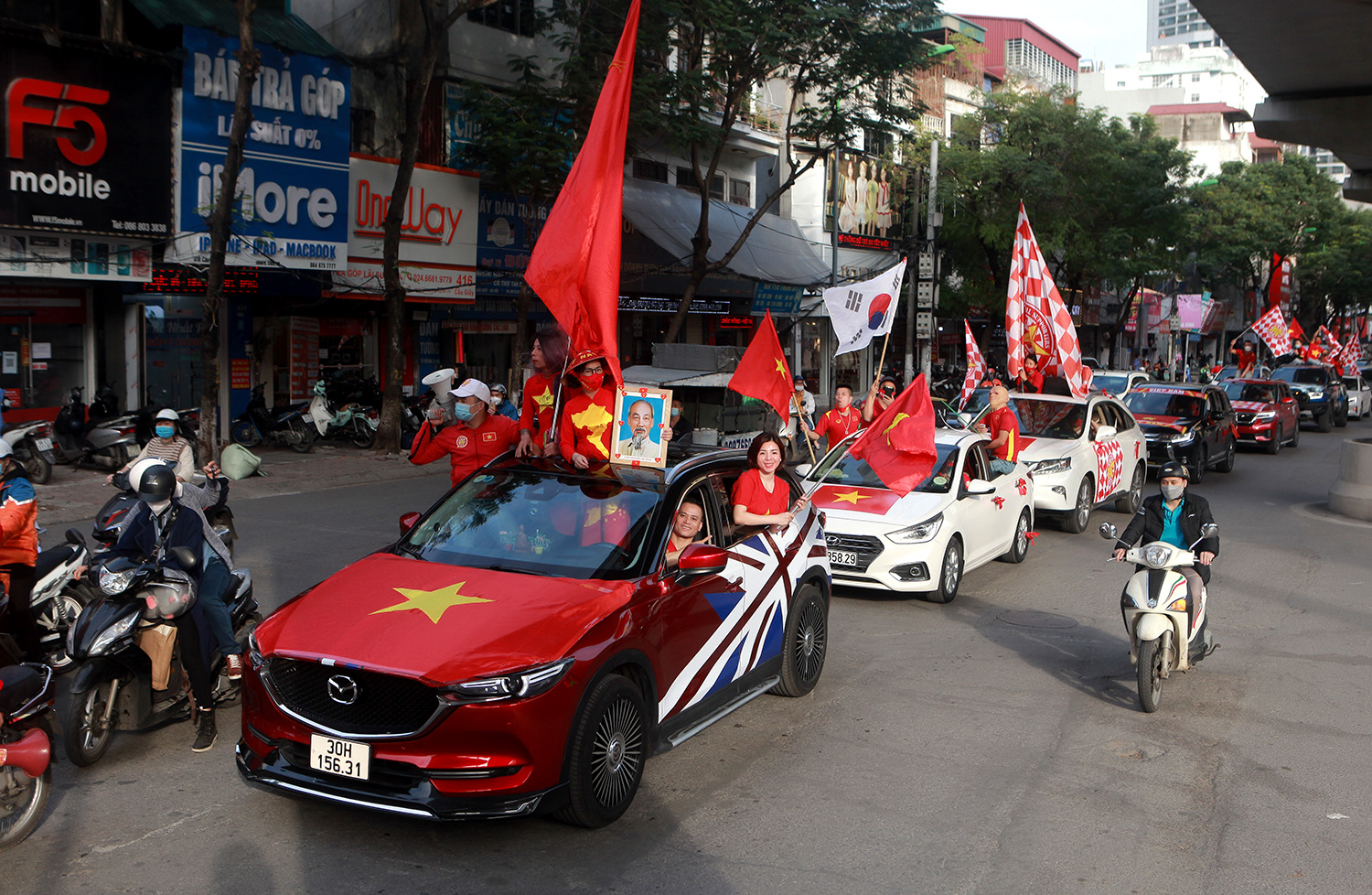 Cổ động viên nhuộm đỏ phố phường Hà Nội trước trận đấu Việt Nam - Nhật Bản - 7
