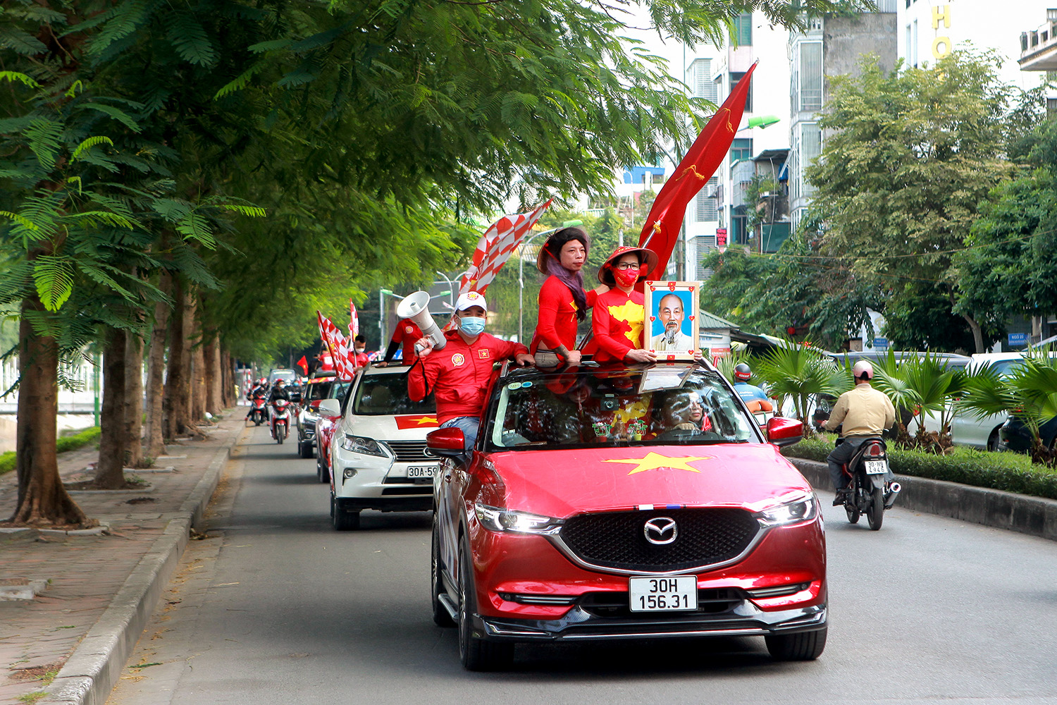 Cổ động viên nhuộm đỏ phố phường Hà Nội trước trận đấu Việt Nam - Nhật Bản - 4