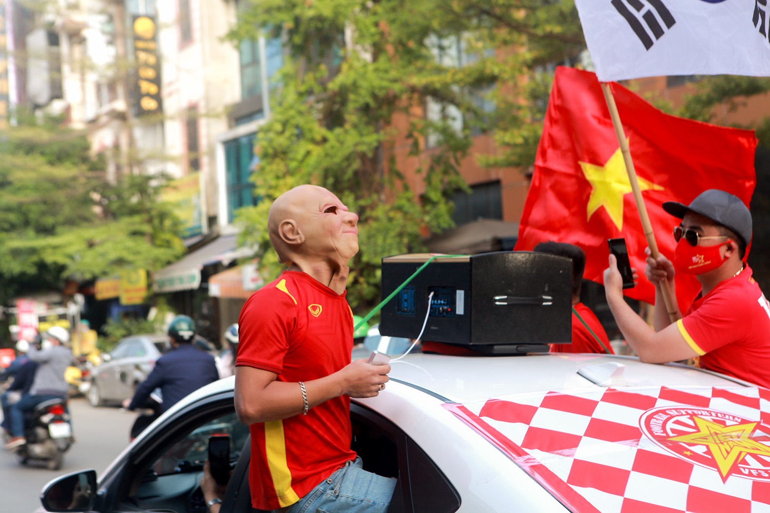 Cổ động viên nhuộm đỏ phố phường Hà Nội trước trận đấu Việt Nam - Nhật Bản - 6