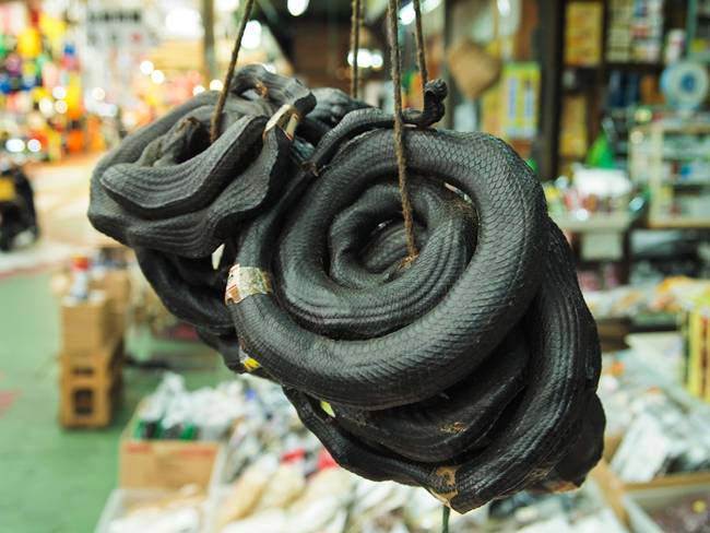 Quá trình hun khói hoàn tất, rắn biển irabu khô được bán ở chợ Makishi hoặc bày bán ở Trung tâm du lịch đảo Kudaka và đưa đến các nhà hàng.

