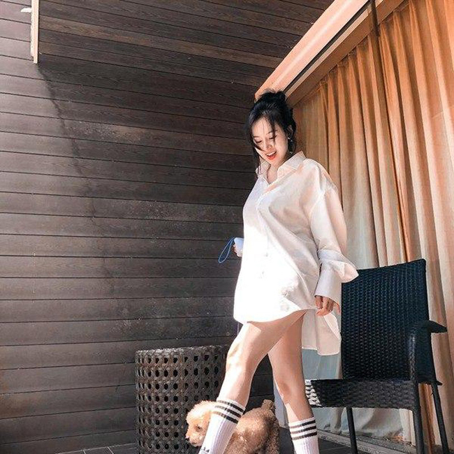 Bên cạnh đó cũng có những người đẹp bị chê vì kiểu mốt giấu quần nhưng chưa tinh tế. &#34;Bà Tưng&#34; Huyền Anh bị nhận xét kém duyên vì pha tốc áo quá đà.
