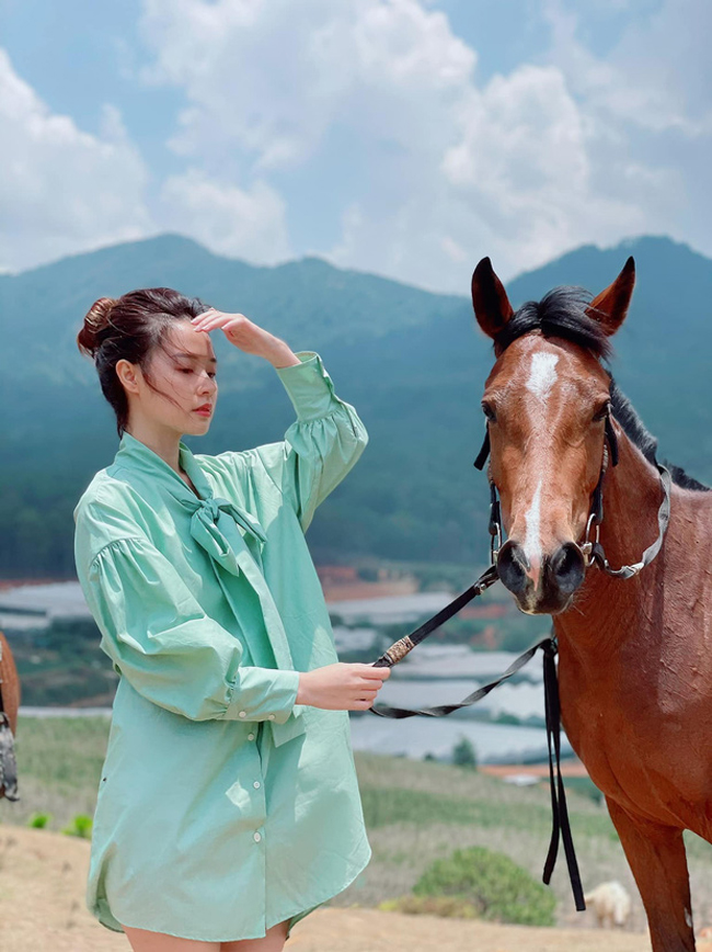 Midu khoe được đôi chân dài, đồng thời trang phục mang lại cảm giác thoải mái cho người mặc. Nhiều cư dân mạng cho rằng vì quá thích mẫu này nên Midu liên tục mặc lại 2, 3 lần khi đi chấm thi, đi cưỡi ngựa và lúc quay TikTok.
