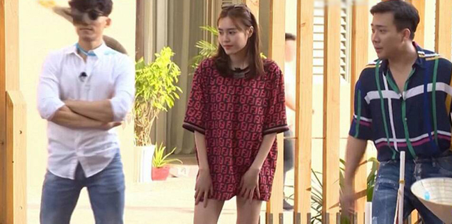 Khi tham gia game show truyền hình thực tế, Lan Ngọc từng diện&nbsp;diện mốt giấu quần khiến chiếc áo cô mặc bị dân tình &#34;soi&#34; giống chiếc áo của Chi Dân.

