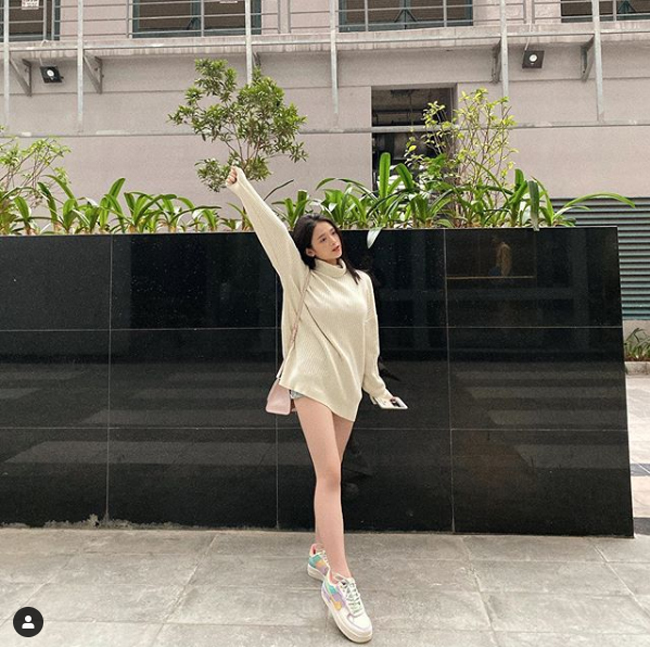 Diện quần short kết hợp giày thể thao và áo trùm qua mông là style ưa thích của Linh Ka.
