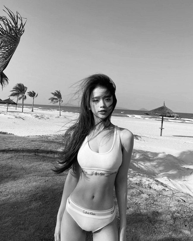 Sở hữu gương mặt xinh đẹp cùng vóc dáng nhỏ nhắn, Linh Ka có phong cách thời trang sành điệu.
