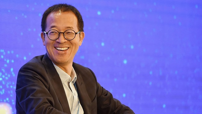 Ông là&nbsp;Yu Minhong, chủ công ty luyện thi&nbsp;New Oriental Education &amp; Technology Group ở Trung Quốc.
