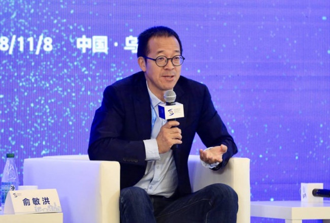 Yu Minhong là người đàn ông đi lên từ gia cảnh nghèo khó, từng trượt đại học 2 lần.
