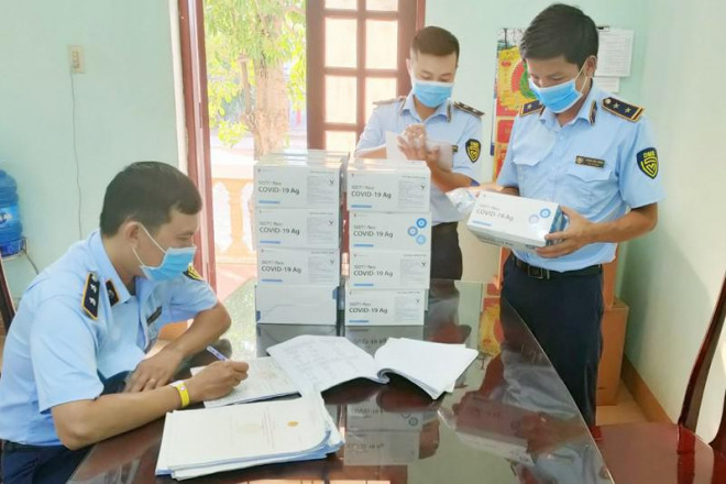 Lực lượng chức năng tỉnh Quảng Bình phát hiện, thu giữ 1.000 bộ kit test nhanh COVID-19 không rõ nguồn gốc. Ảnh: QLTT