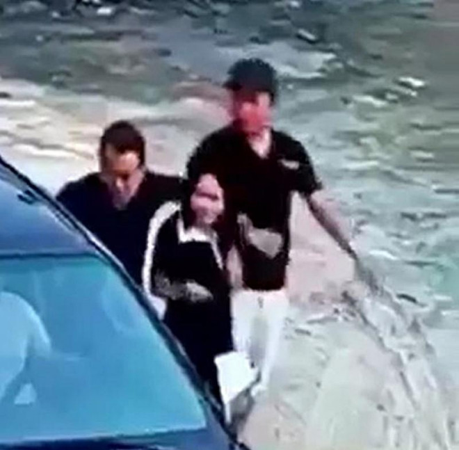 Cháu T bị hai thanh niên khống chế đưa vào xe. Ảnh cắt từ clip
