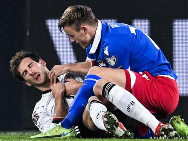 Bóng đá - Sốc vòng loại World Cup: 3 "máy dội bom" ghi 22 bàn, Sao Đức bị đối thủ đá trúng cổ