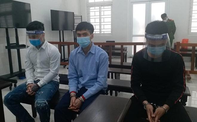 Nguyễn Đăng Vũ (giữa) và hai bị cáo liên quan.