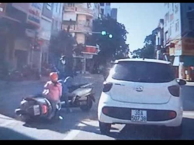 Tin tức trong ngày - Clip: “Ninja lead” tạt đầu ô tô, sang đường ẩu gây họa cho phụ nữ và trẻ nhỏ