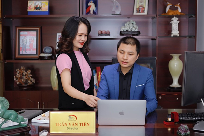 Anh cùng bà xã là một thạc sĩ nghiên cứu về đá quý đã gây dựng thành công thương hiệu trang sức EVT