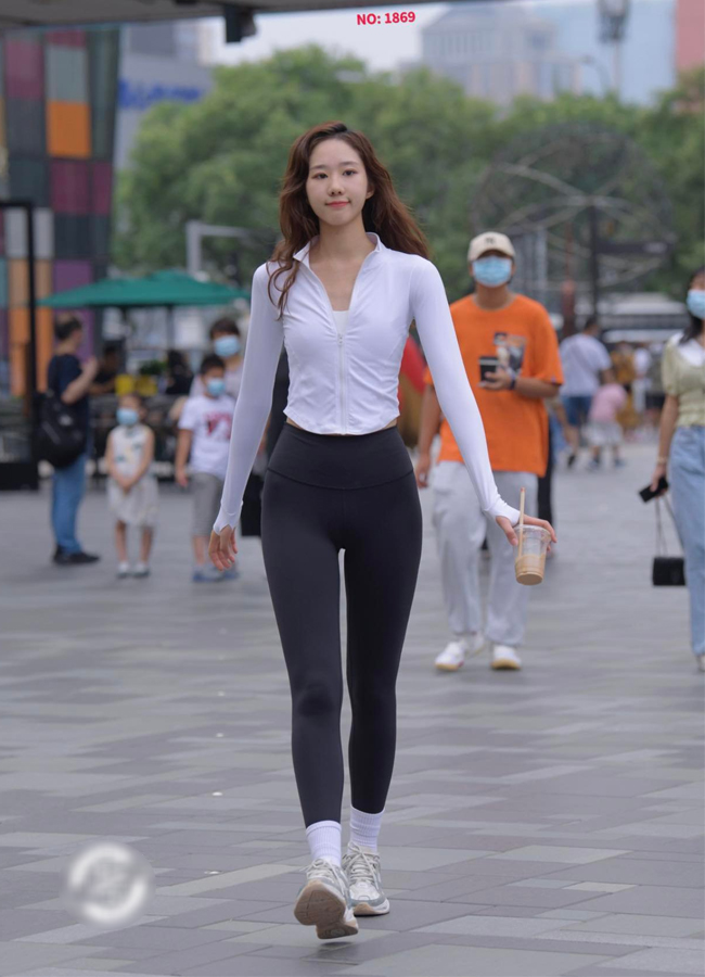 Không chỉ đơn giản là kiểu quần bó sát từ eo đến chân, quần tập được biến tấu ngày càng đa dạng về màu sắc, phong phú về kiểu dáng.
