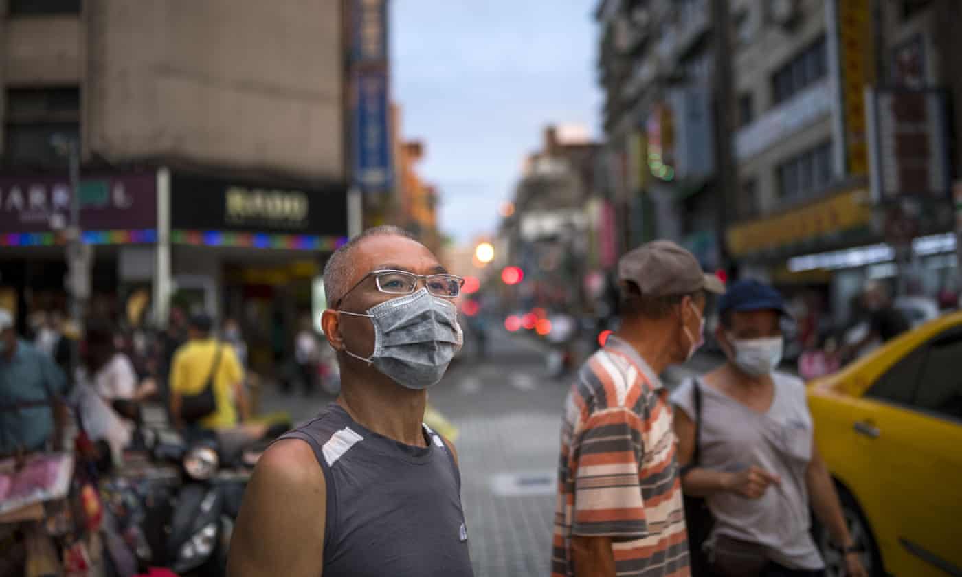 Người dân Đài Loan ra đường bắt buộc phải đeo khẩu trang (ảnh: Guardian)