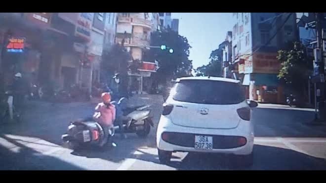 Nữ tài xế đi xe máy lead tạt đầu khiến người phụ nữ đi xe máy chở theo cháu nhỏ phanh gấp, ngã xuống đường.