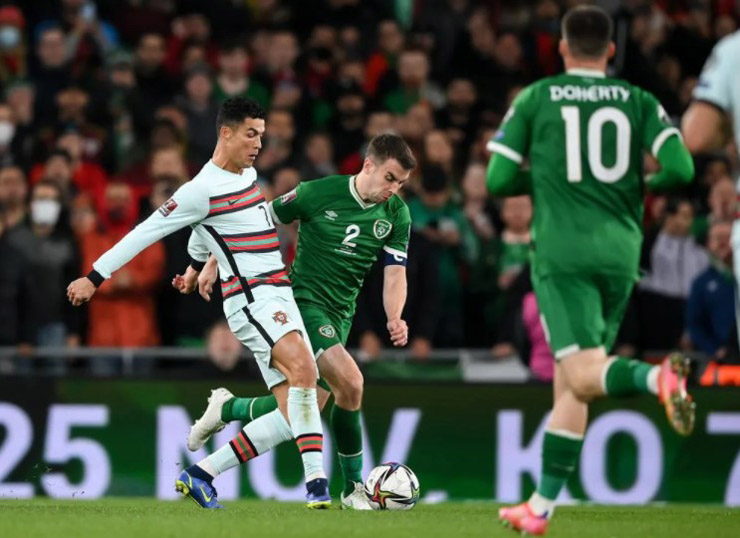 Ronaldo khốn khó ở ĐT Bồ Đào Nha: Bị đối thủ đánh cực kín, fan MU lo âu - 3