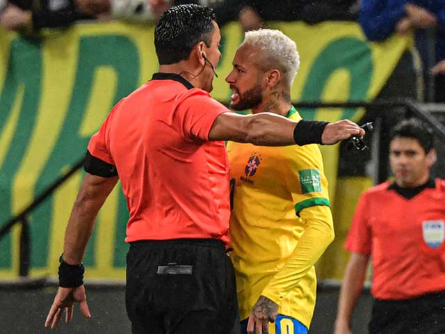 Neymar suýt có một pha "thiết đầu công" với trọng tài