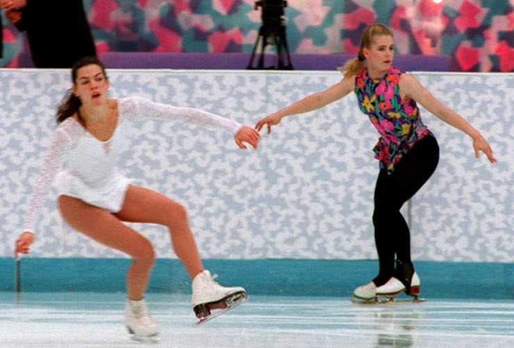 Vào năm 1994, Nancy Kerrigan nữ VĐV trượt băng của Mỹ đã bị đồng đội Tonya Harding thuê người đánh vào đầu gối khiến cô bị chấn thương nặng