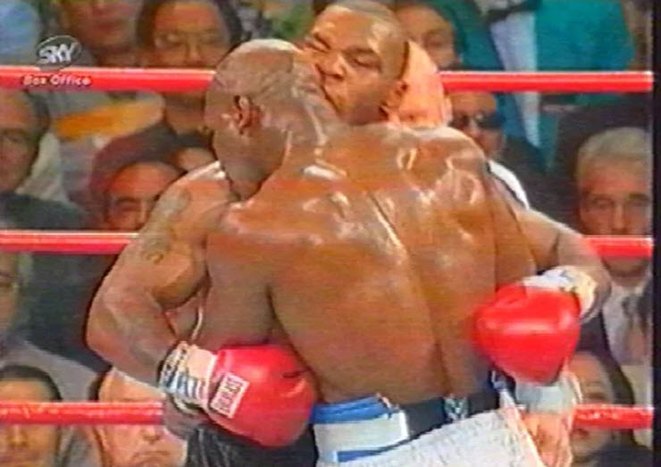 Năm 1997, Mike Tyson thi đấu lép vế nên đã cay cú cắn đứt một phần tai của Evander Holyfield